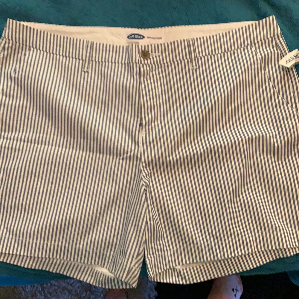 Old navy everyday short size 16. NWT!